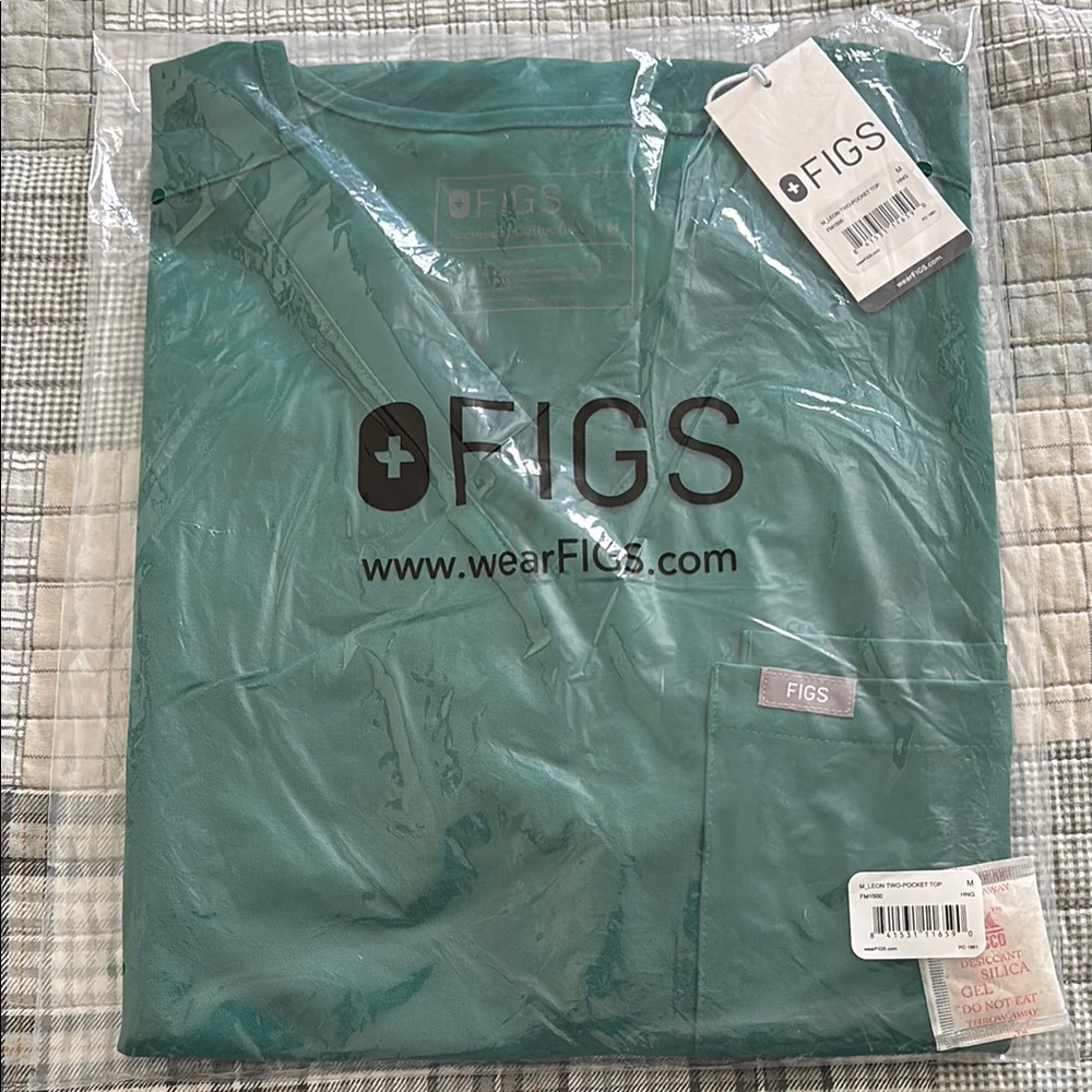 FIGS Leon Two Pocket Top Hunter Green V-Neck Scrub Top NWT original packaging